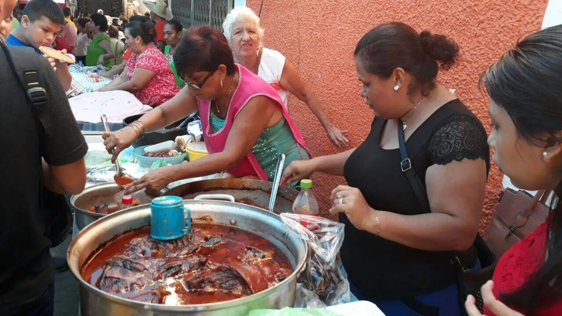 El relleno de cuche, cazuelas, foto de Ramón Sierrra